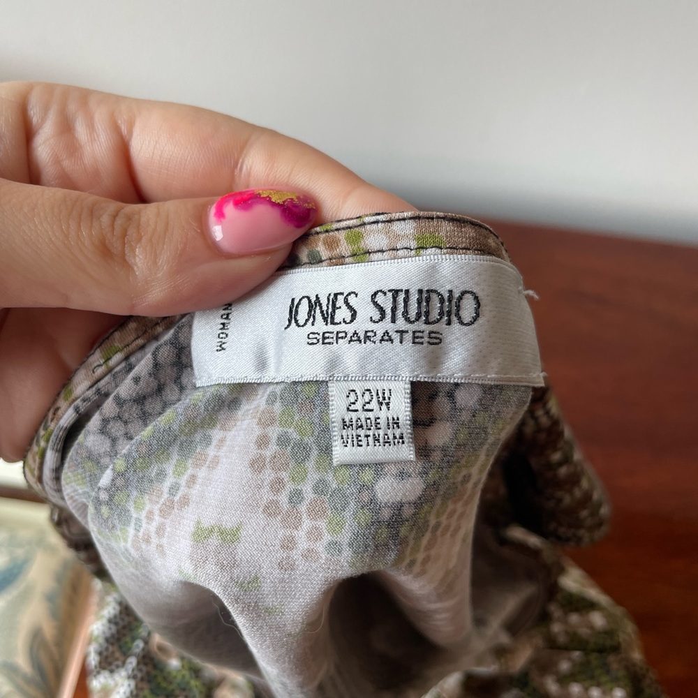 Jones Studio Pleated Patterned Tank - Picture 4 of 10